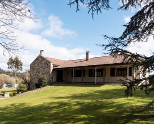 Vista exterior de Casa o xalet en venda en Las Regueras   amb Calefacció