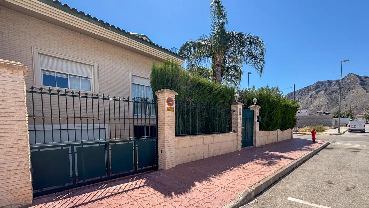 Vista exterior de Casa o chalet en venta en Cox con Aire acondicionado, Jardín privado y Parquet