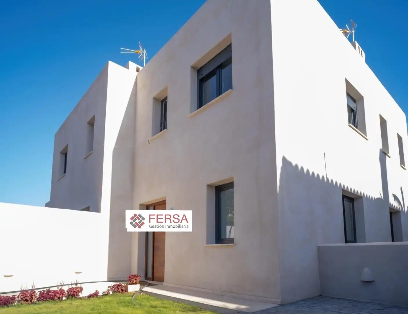 Vista exterior de Casa adosada en venda en El Puerto de Santa María amb Aire condicionat, Calefacció i Jardí privat