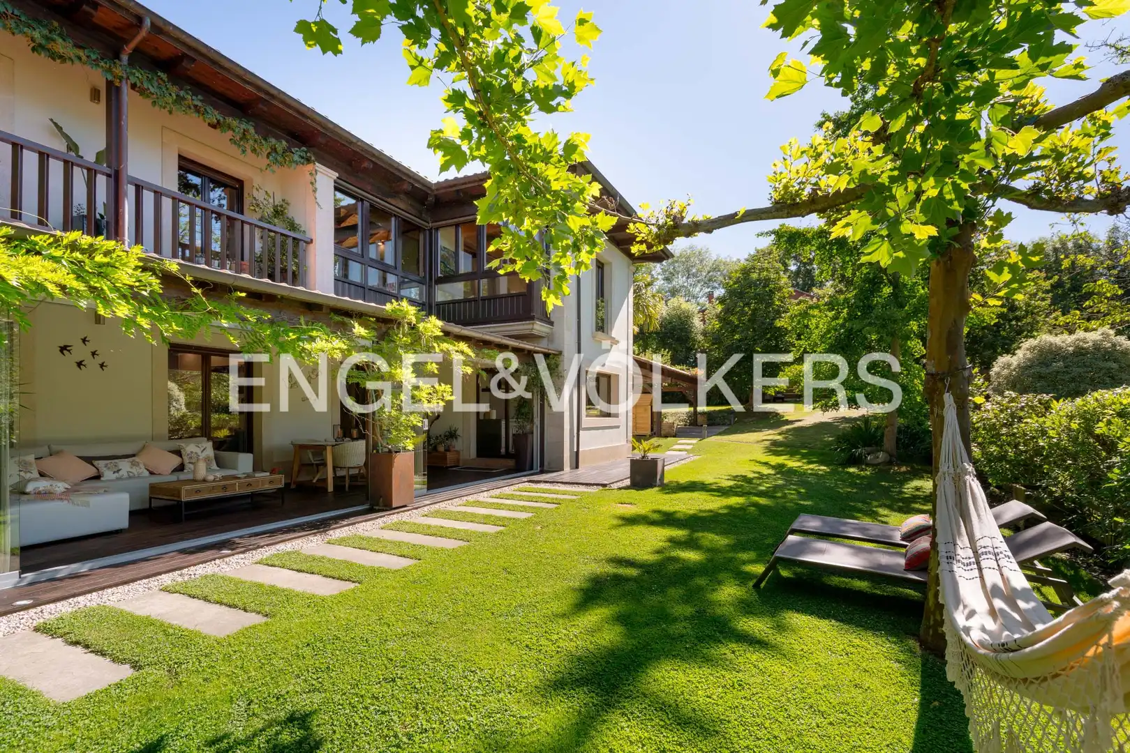 Vista exterior de Casa o chalet en venta en Nava con Calefacción, Jardín privado y Parquet