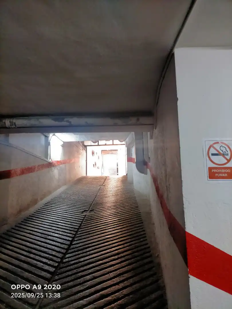 Motorradstellplatz mit Aufzug zur Miete in Plaza de la Trinidad