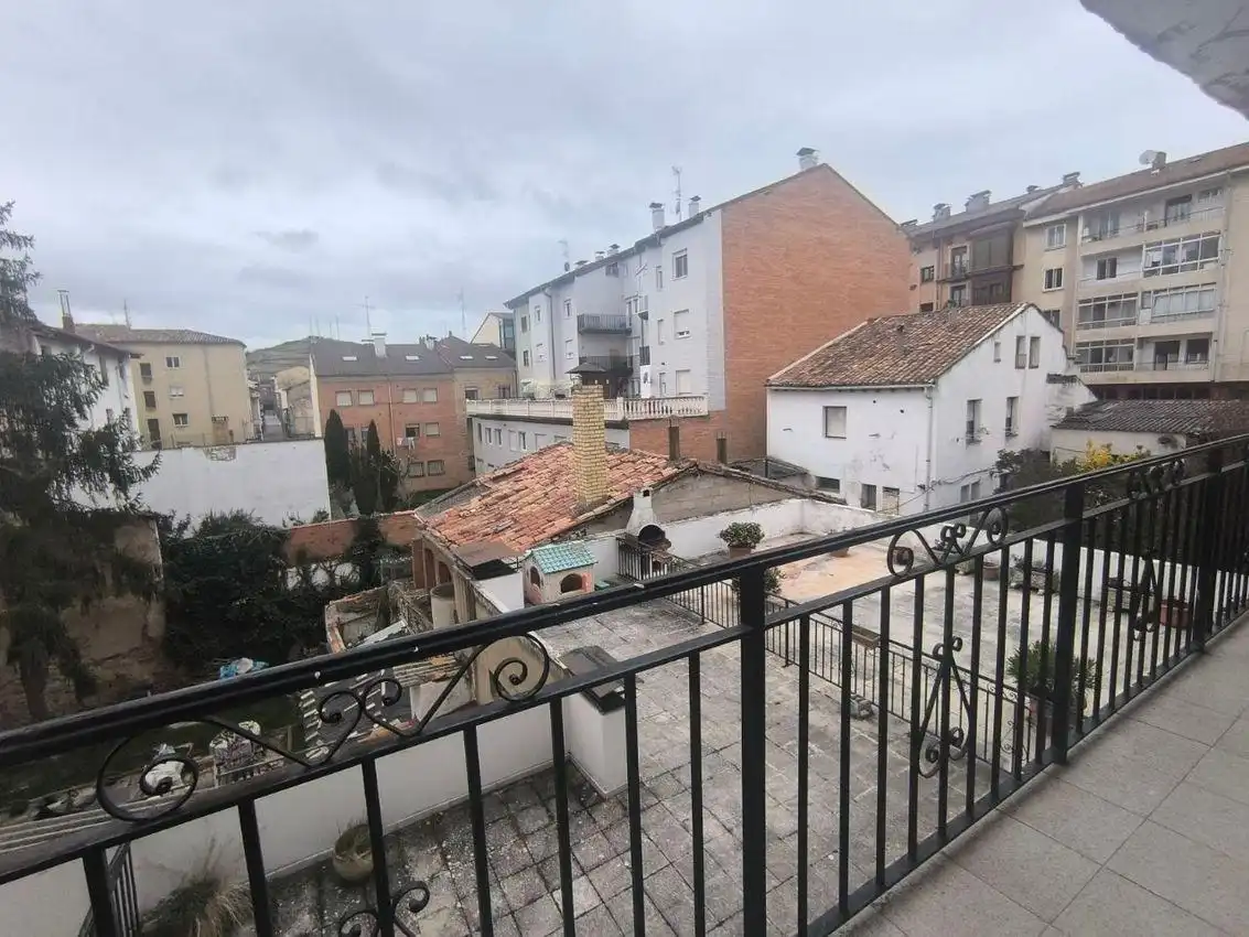 Vista exterior de Pis en venda en Briviesca amb Calefacció, Terrassa i Traster