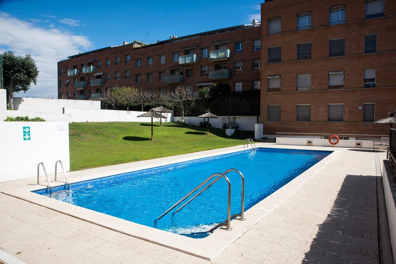 Swimming pool of Planta baja for sale in Sant Cugat del Vallès  with Air Conditioner, Heating and Private garden