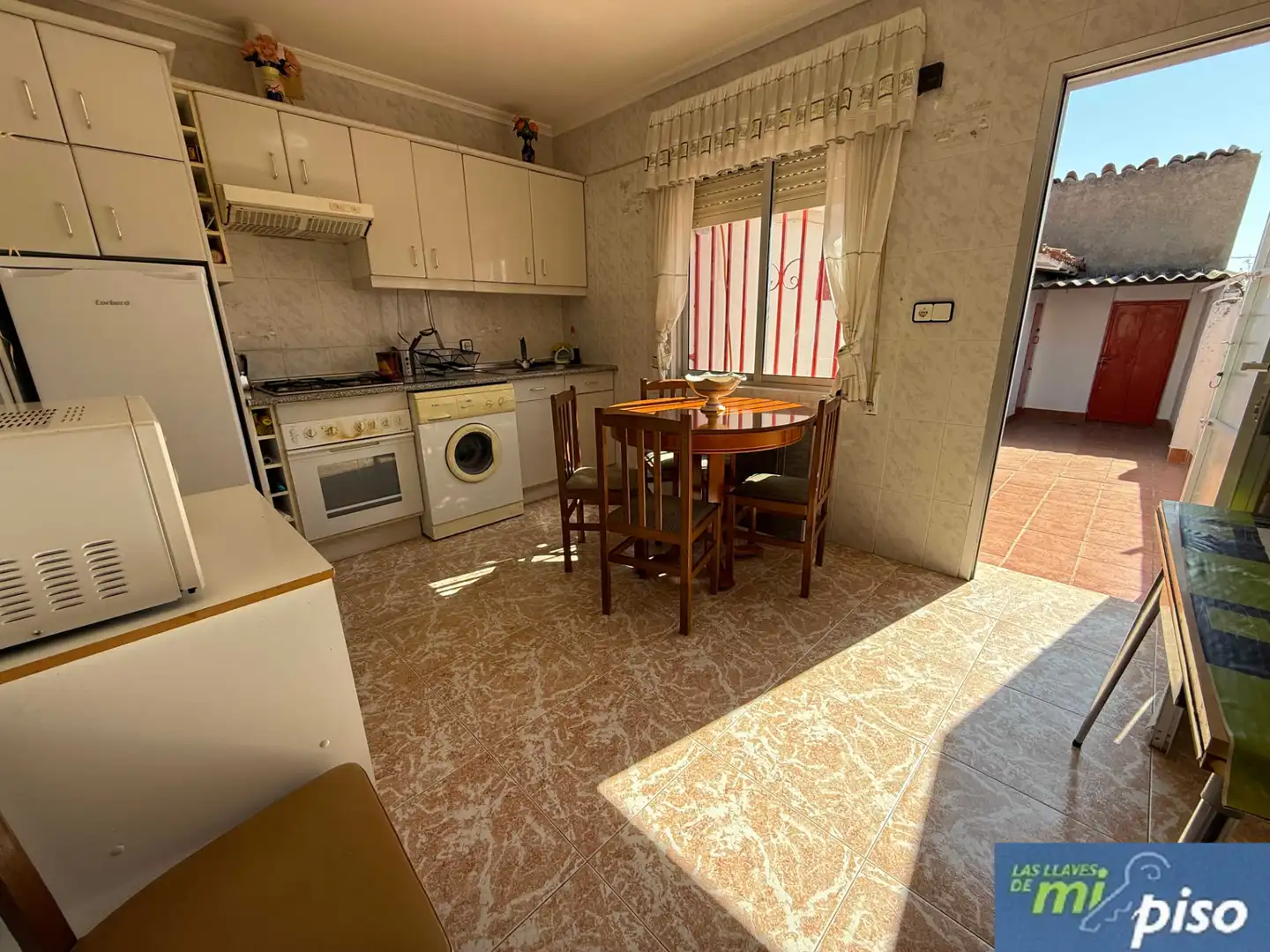 Cuina de Casa o xalet en venda en Nava del Rey amb Calefacció, Jardí privat i Terrassa