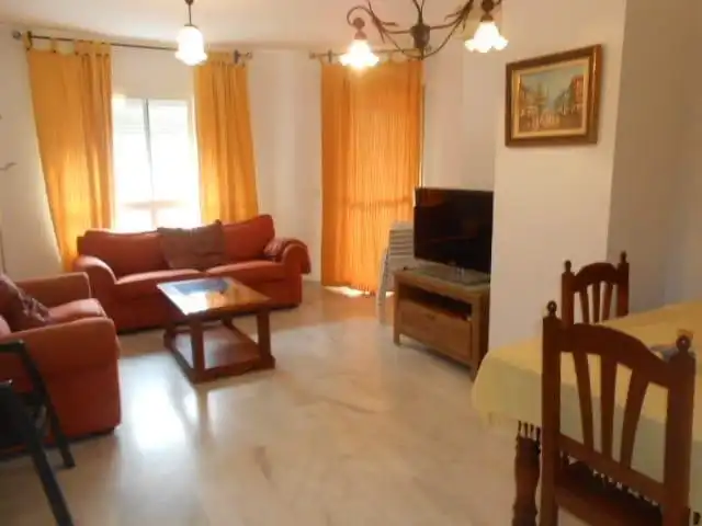 Wohnzimmer von Wohnungen zum Verkauf in Fuengirola mit Klimaanlage, Heizung und Privatgarten