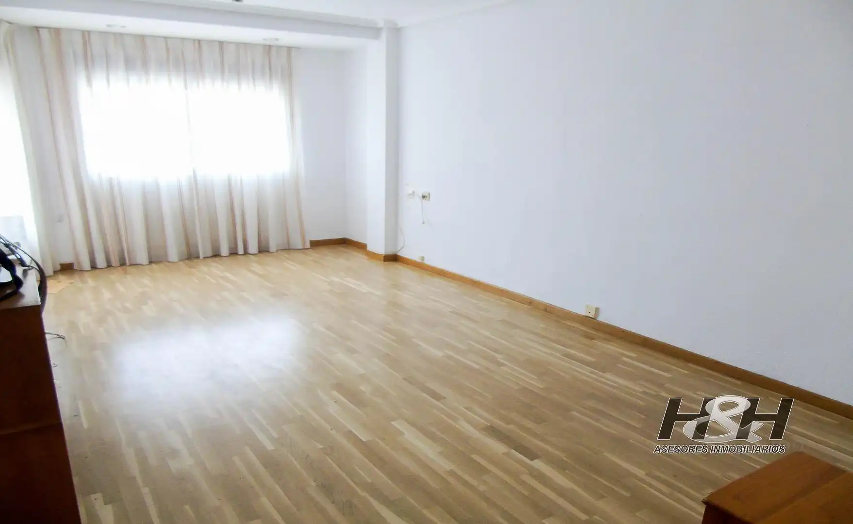 Dormitori de Pis de lloguer en Burjassot amb Parquet i Balcó