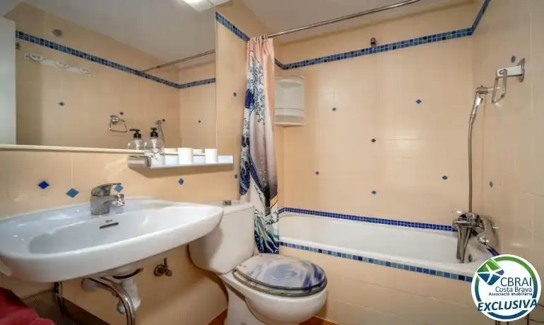 Bany de Apartament en venda en Empuriabrava amb Aire condicionat i Terrassa