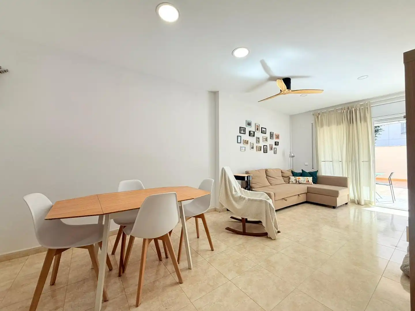 Wohnzimmer von Erdgeschoss zum Verkauf in Camarles mit Terrasse