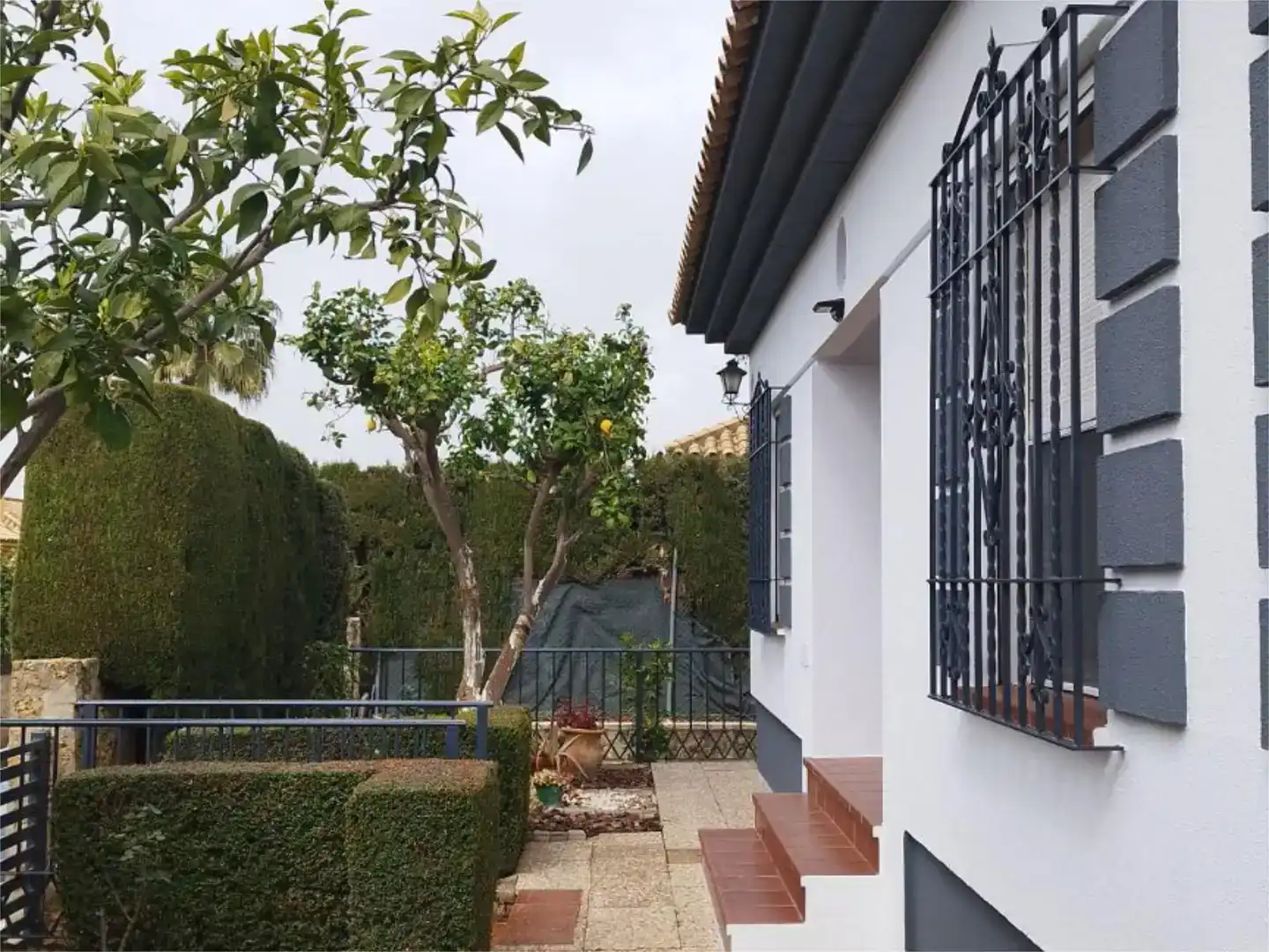 Vista exterior de Casa o chalet para compartir en Montequinto con Jardín privado y Amueblado