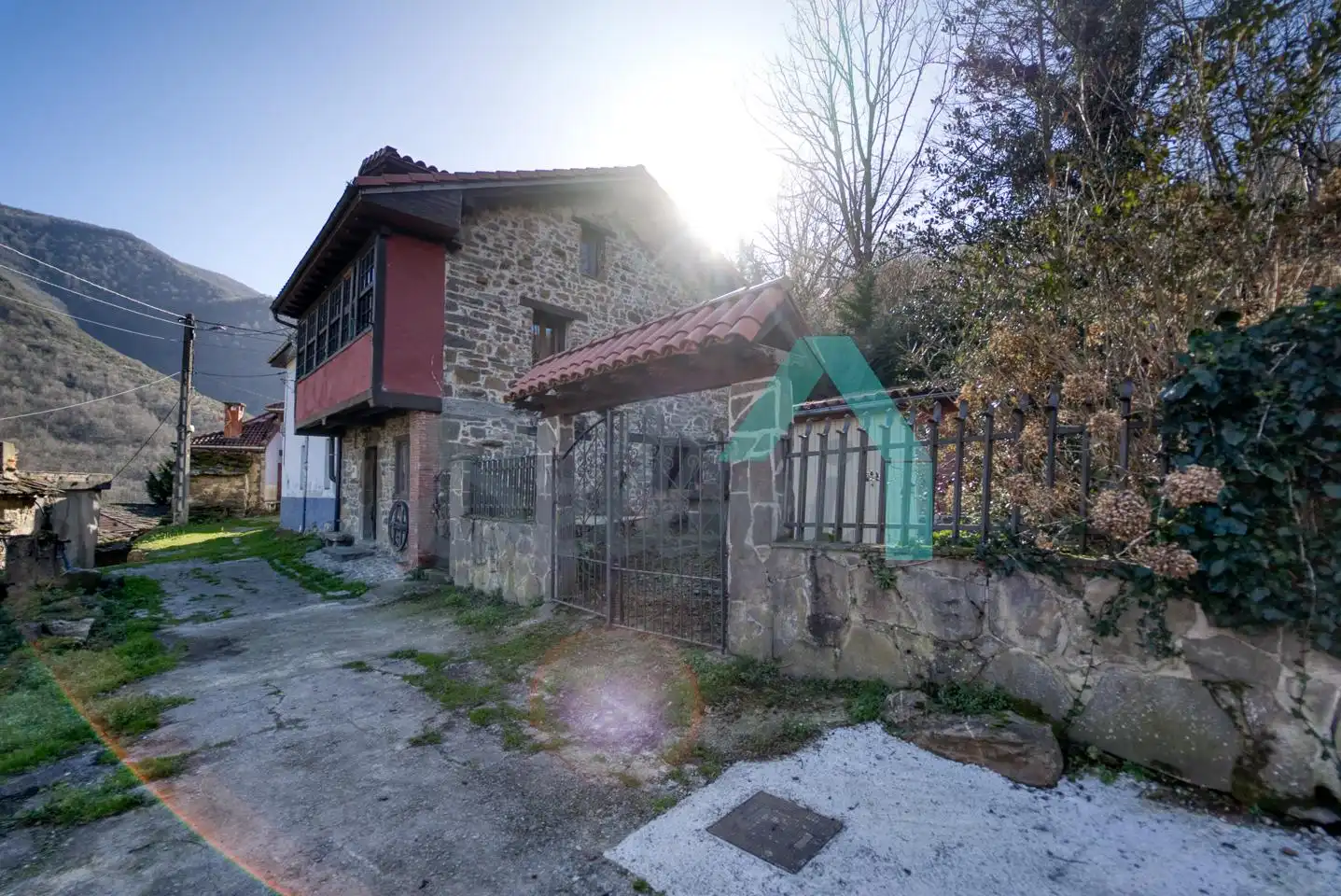 Vista exterior de Casa adosada en venda en Aller amb Jardí privat, Terrassa i Traster