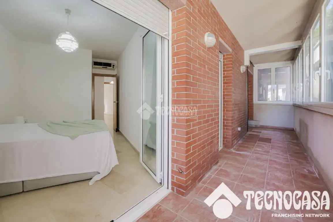Schlafzimmer von Wohnung zum Verkauf in Barcelona mit Klimaanlage und Balkon