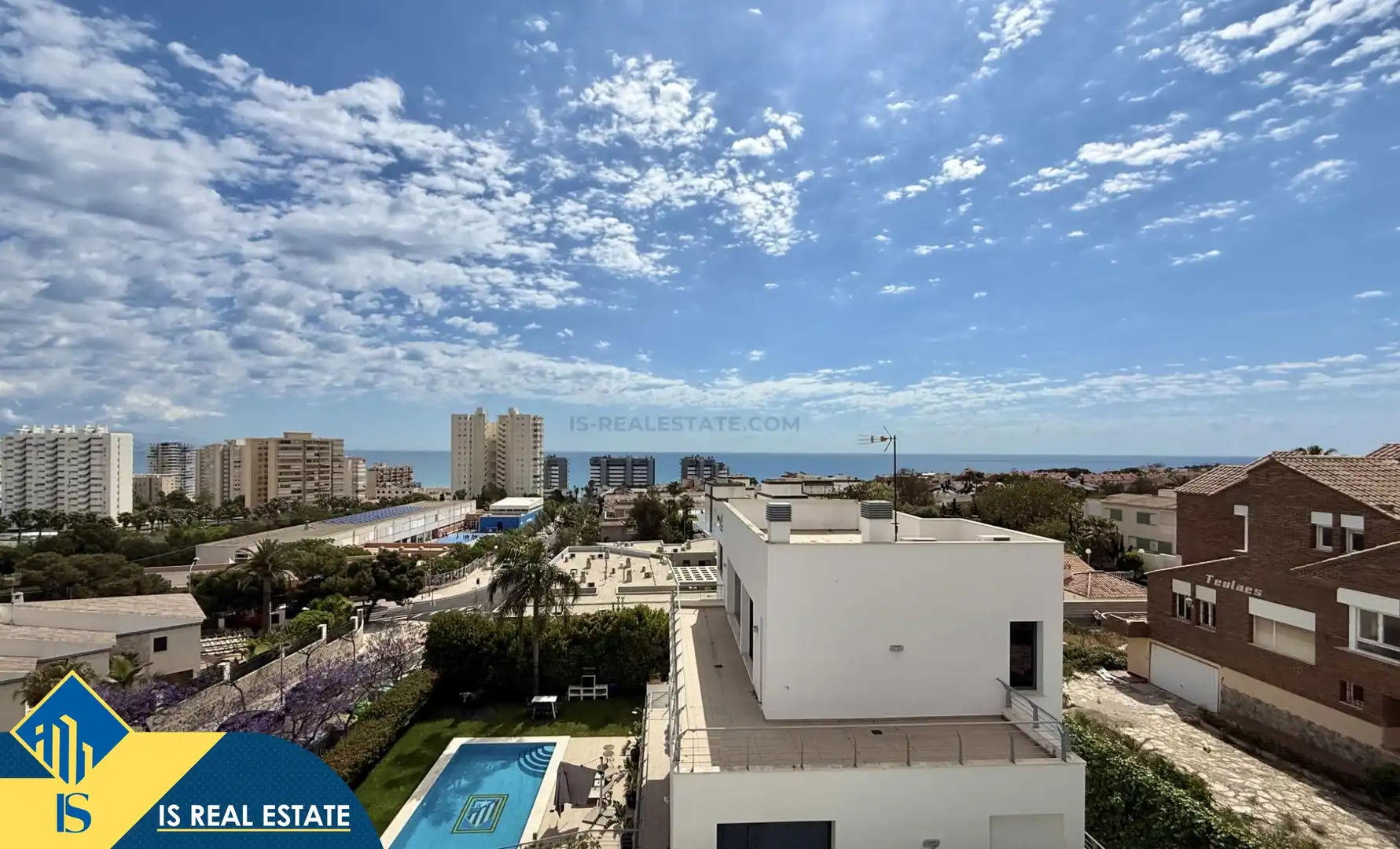 Vista exterior de Casa o xalet en venda en Alicante / Alacant amb Terrassa, Piscina i Moblat