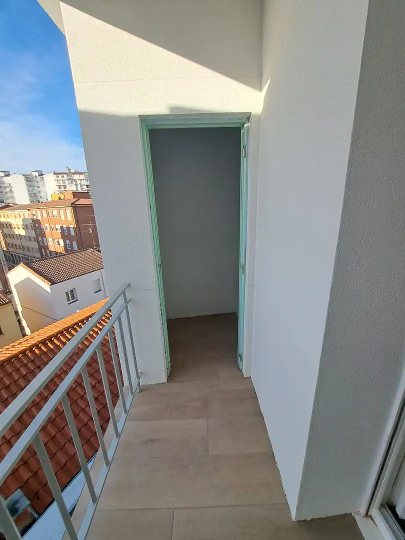 Terrassa de Apartament de lloguer en León Capital  amb Parquet, Moblat i Forn
