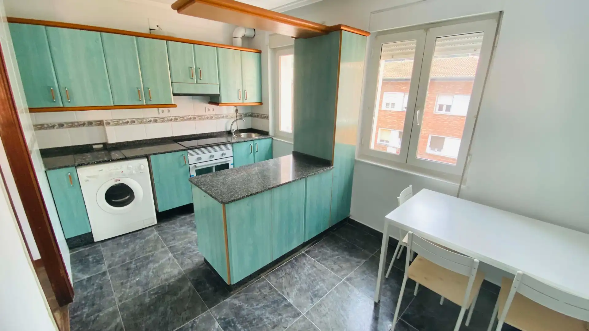 Cocina de Piso de alquiler en San Martín del Rey Aurelio con Trastero, Amueblado y Horno