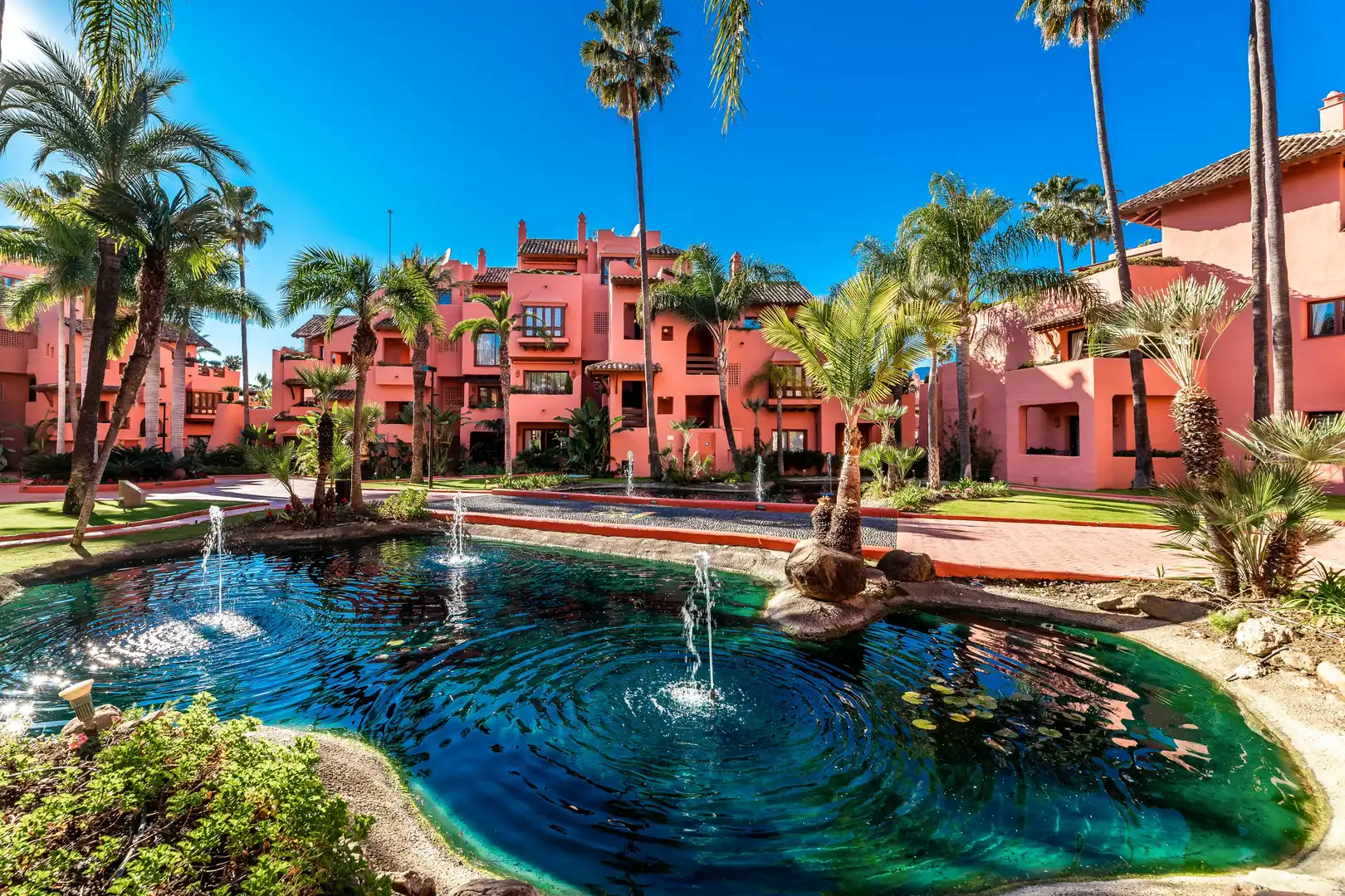 Vista exterior de Planta baja en venta en Estepona con Aire acondicionado, Calefacción y Parquet