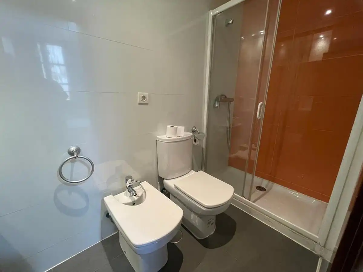 Badezimmer von Wohnungen zur Miete in Granada mit Klimaanlage, Heizung und Möbliert