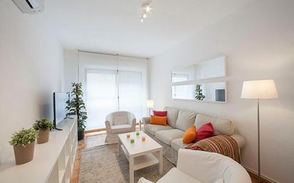 Living room of Flat to rent in  Madrid Capital  with Air Conditioner, Heating and Parquet flooring