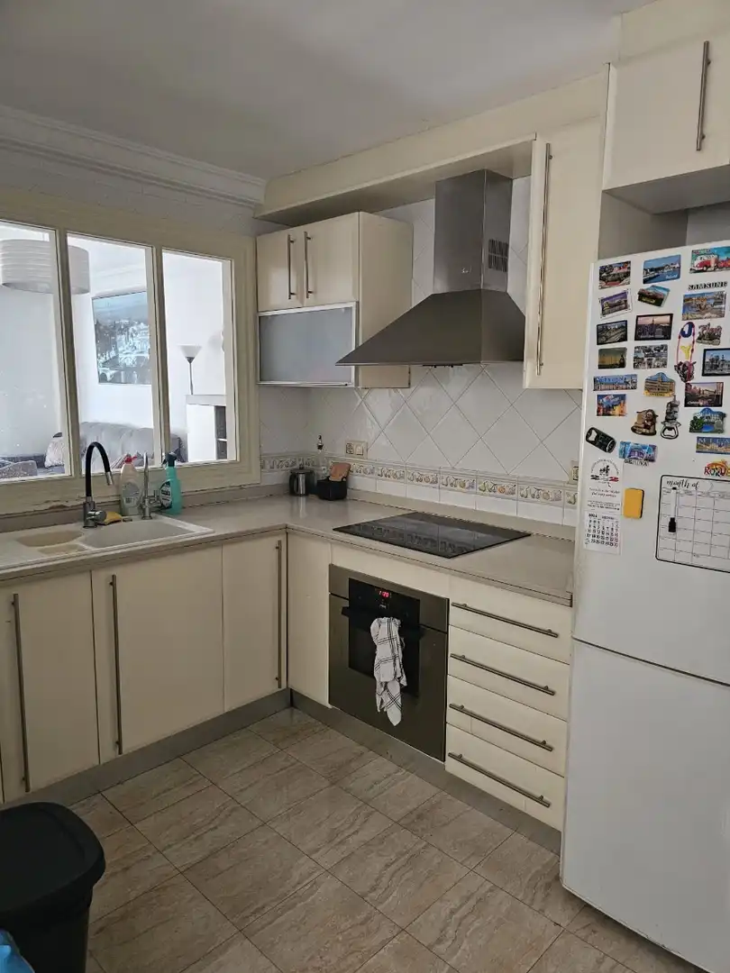 Cuina de Apartament de lloguer en Guardamar del Segura amb Aire condicionat, Calefacció i Moblat