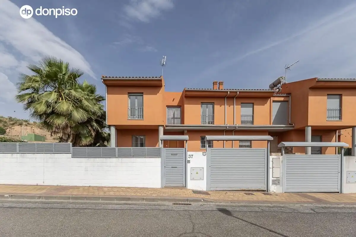 Vista exterior de Casa adosada en venta en Jun con Calefacción, Terraza y Trastero