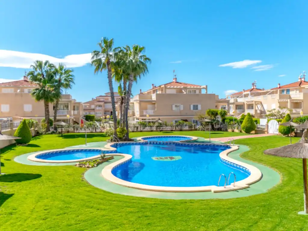 Vista exterior de Casa o xalet en venda en Orihuela amb Aire condicionat, Jardí privat i Piscina comunitària
