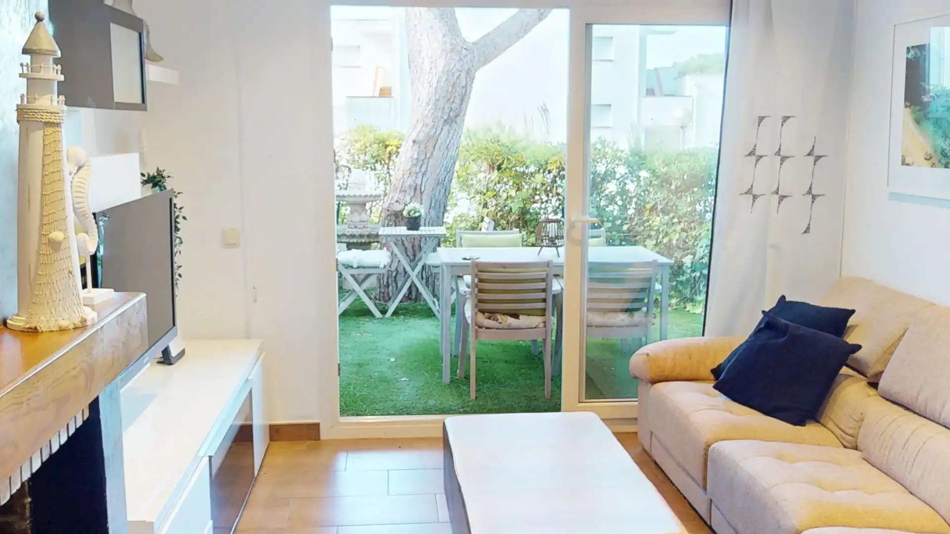 Sala de estar de Casa adosada en venta en Castell d'Aro, Platja d'Aro i s'Agaró con Aire acondicionado, Calefacción y Jardín privado
