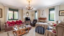 Sala d'estar de Casa o xalet en venda en Otura amb Parquet, Piscina i Balcó
