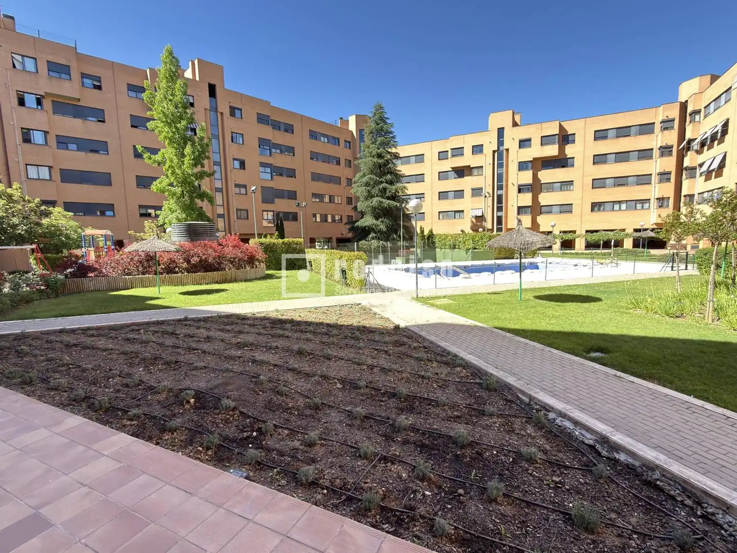 Vista exterior de Pis en venda en Madrid amb Aire condicionat, Calefacció i Jardí privat