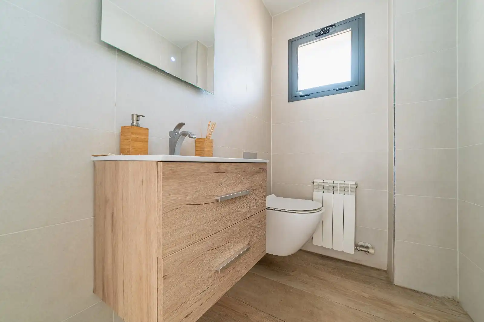 Badezimmer von Einfamilien-Reihenhaus zum Verkauf in Canet de Mar mit Klimaanlage, Heizung und Privatgarten