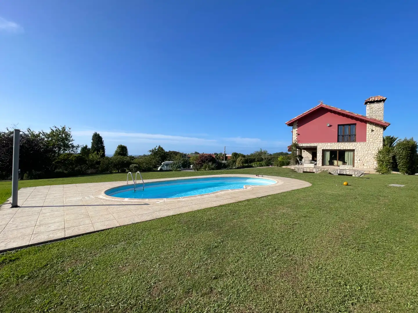 Piscina de Casa o xalet en venda en Gijón  amb Calefacció, Jardí privat i Parquet
