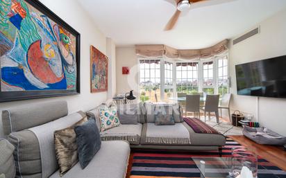 Sala d'estar de Dúplex en venda en  Madrid Capital amb Aire condicionat, Jardí privat i Terrassa