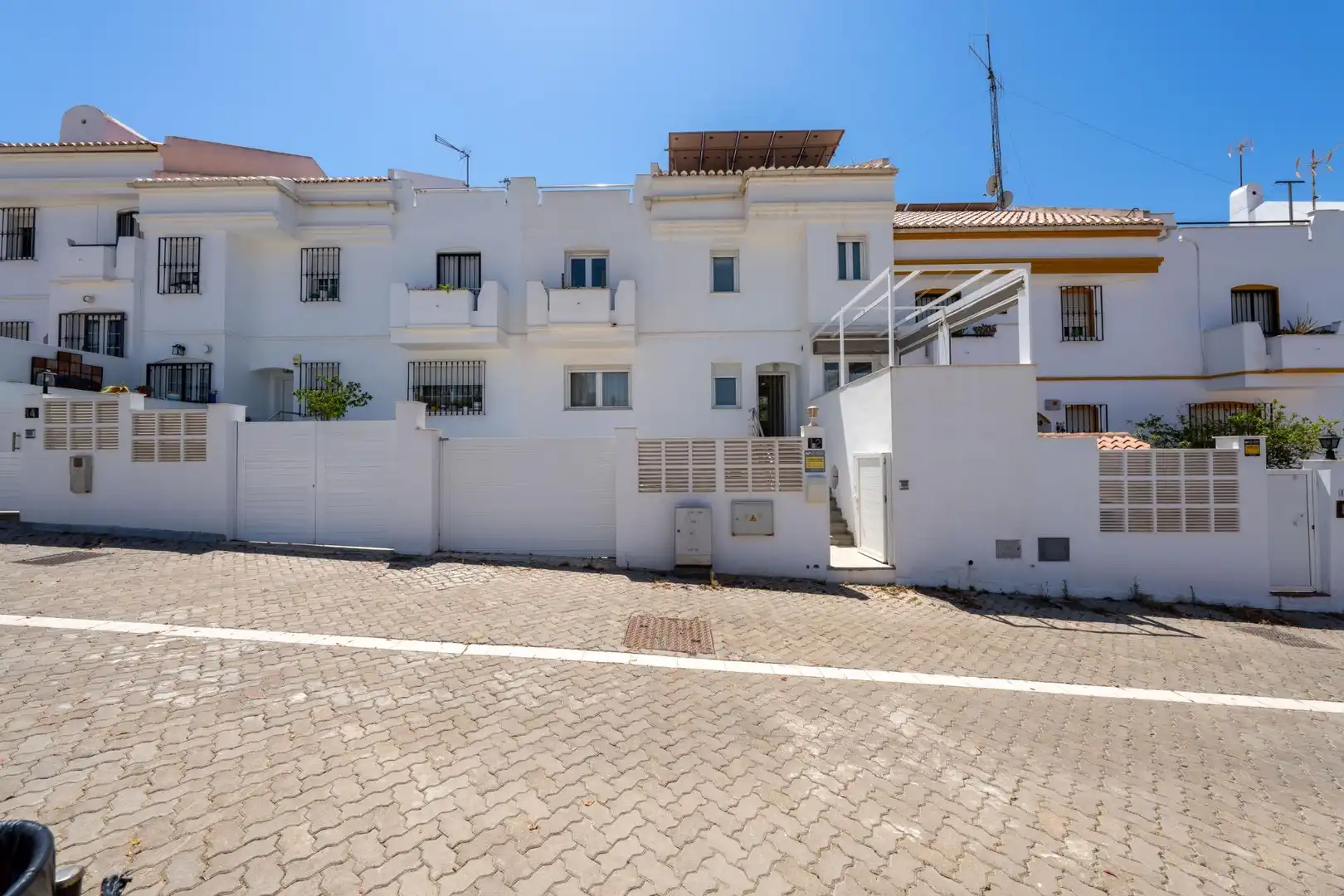 Vista exterior de Casa adosada en venta en Almería con Aire acondicionado, Terraza y Trastero