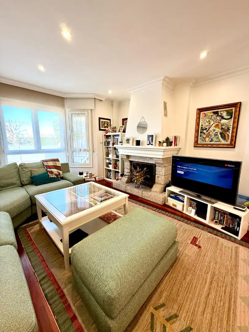 Sala d'estar de Casa adosada en venda en Vigo  amb Calefacció, Jardí privat i Parquet