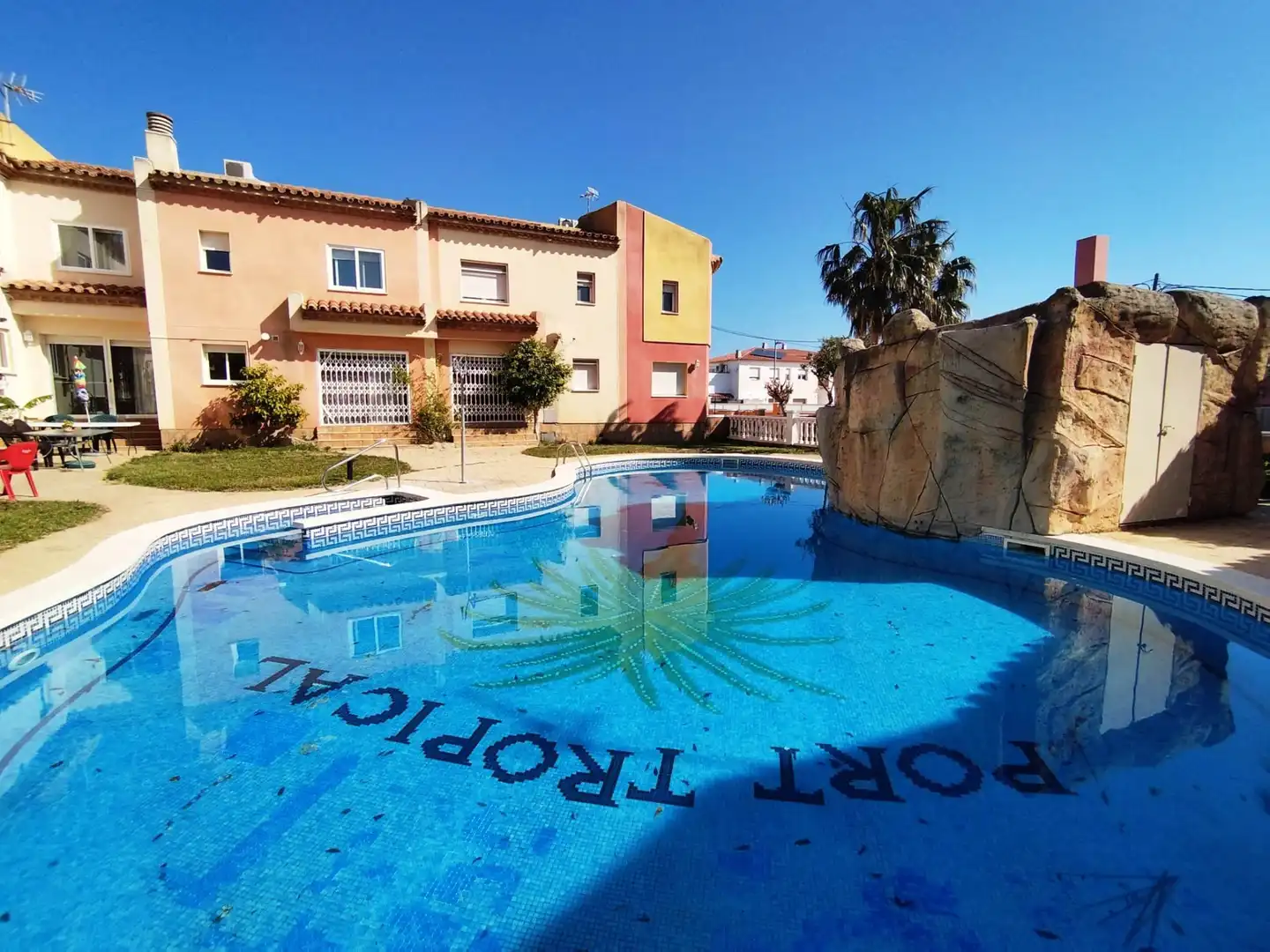 Adossat amb piscina en venda a Avinguda Califòrnia