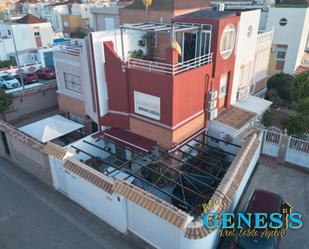 Vista exterior de Casa adosada en venda en Orihuela amb Aire condicionat, Jardí privat i Terrassa