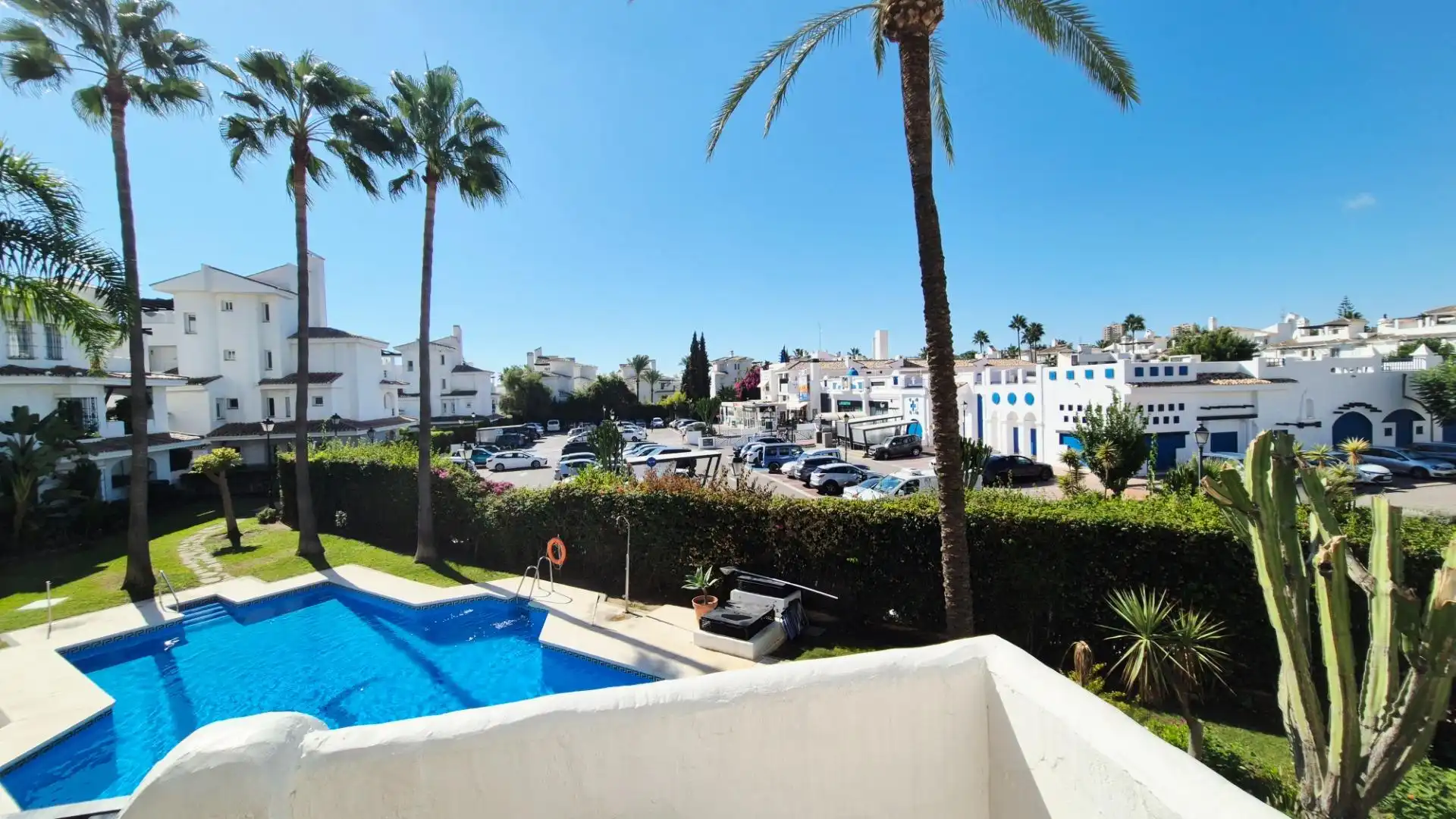Vista exterior de Apartament en venda en Nueva Andalucía