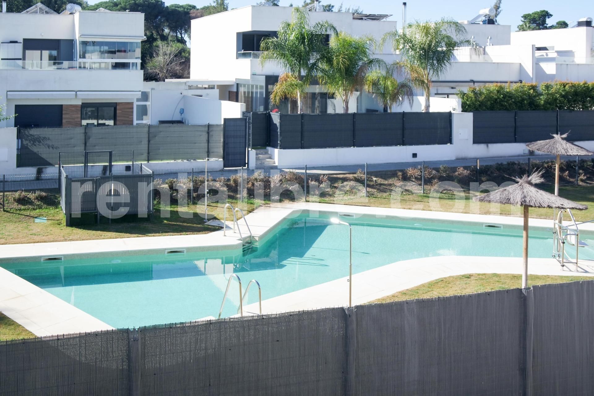 Piscina de Casa adosada en venda en Jerez de la Frontera amb Aire condicionat, Calefacció i Jardí privat