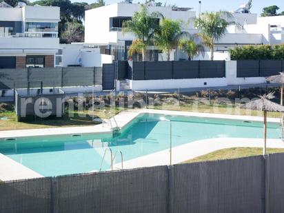 Piscina de Casa adosada en venda en Jerez de la Frontera amb Aire condicionat, Calefacció i Jardí privat