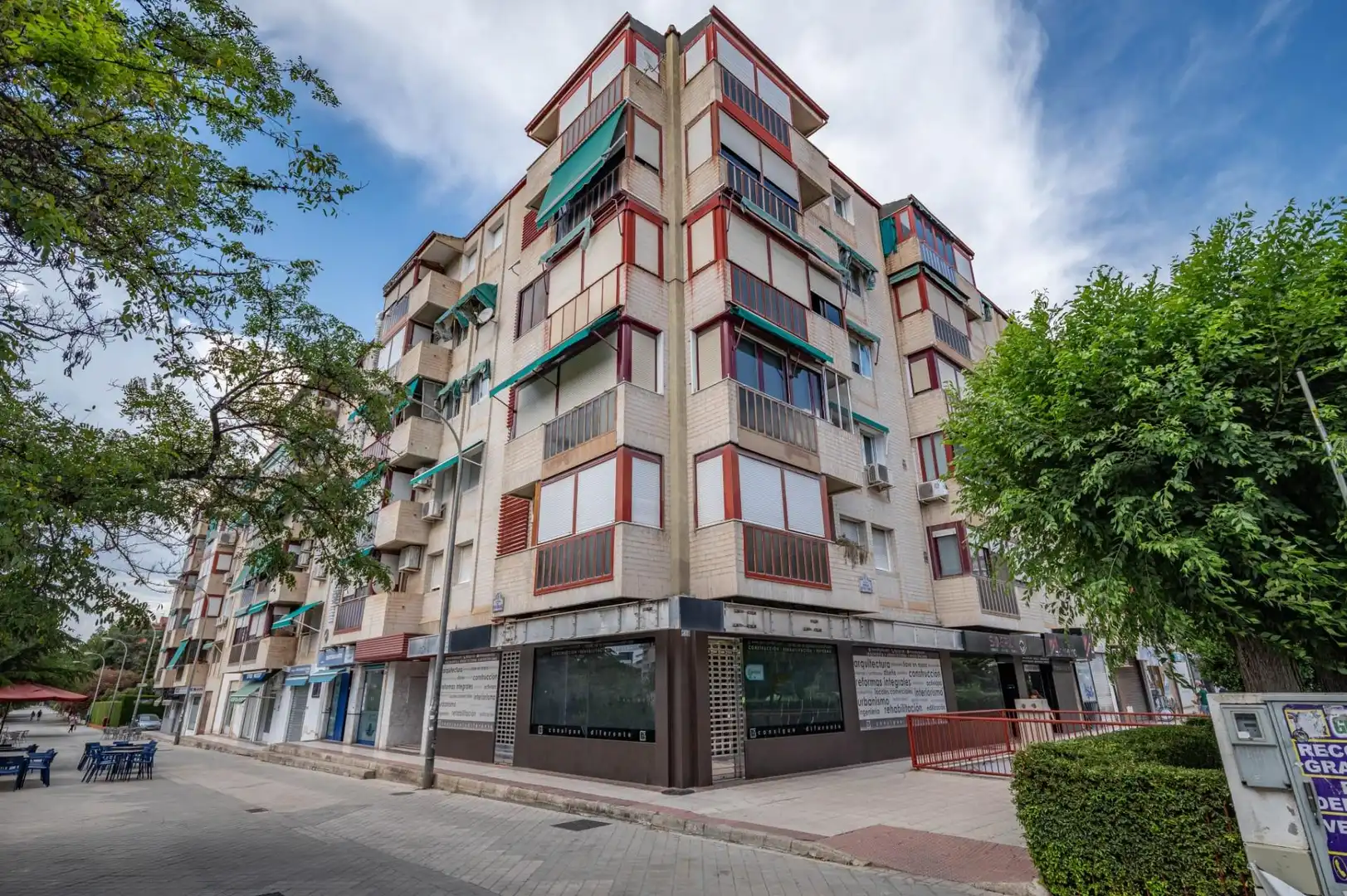 Vista exterior de Pis en venda en Granada amb Piscina comunitària
