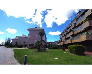 Vista exterior de Dúplex en venda en Boadilla del Monte amb Aire condicionat, Terrassa i Piscina