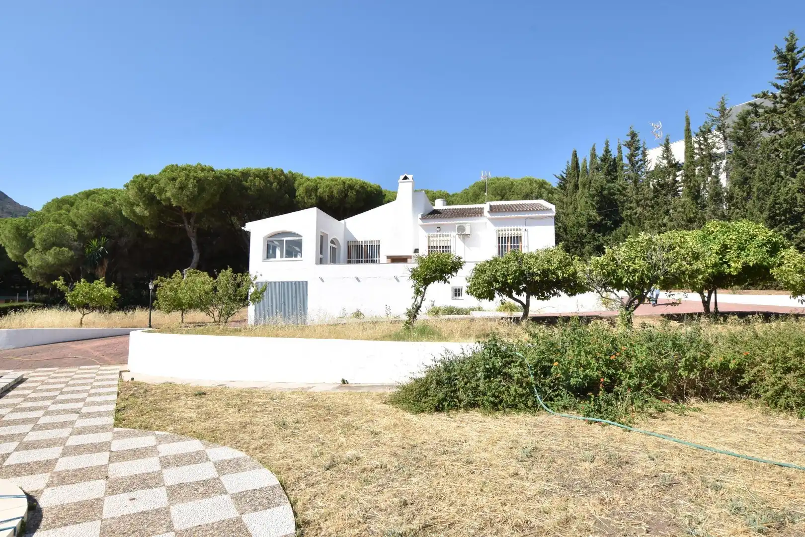 Vista exterior de Casa o xalet en venda en Alhaurín de la Torre amb Jardí privat, Terrassa i Piscina comunitària