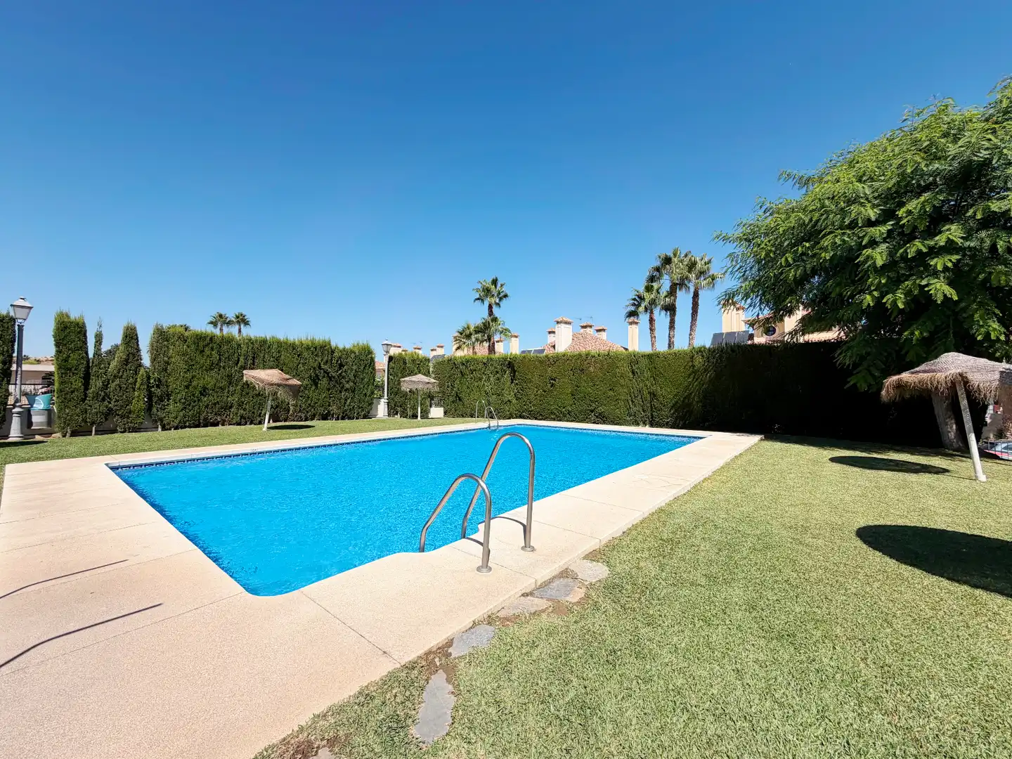 Adosado con piscina en venta en Calle la Zarzuela 33
