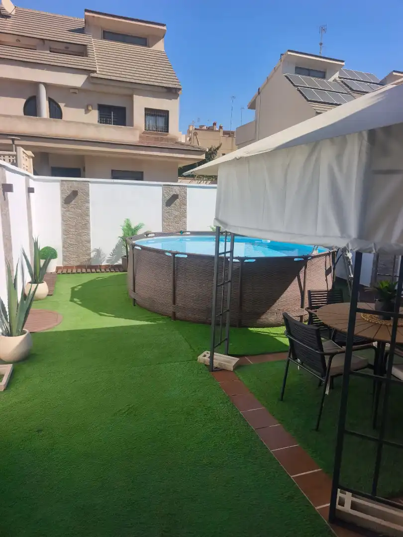 Piscina de Casa adosada en venda en Melilla amb Aire condicionat, Jardí privat i Terrassa