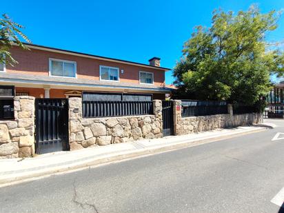 Vista exterior de Casa o xalet en venda en Pozuelo de Alarcón amb Aire condicionat, Terrassa i Piscina