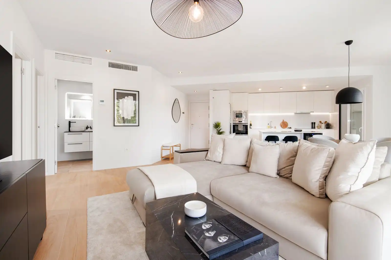 Sala d'estar de Apartament en venda en Marbella amb Aire condicionat, Terrassa i Traster