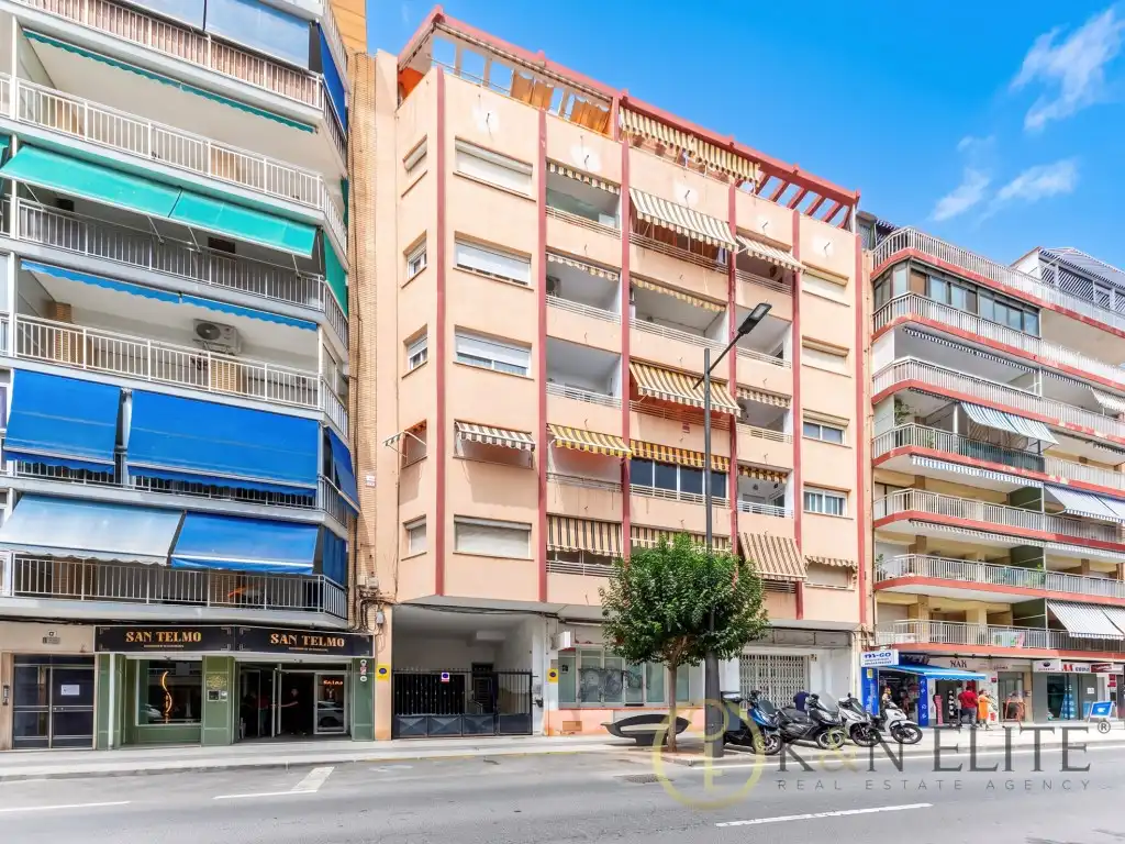 Vista exterior de Àtic en venda en El Campello amb Jardí privat, Terrassa i Piscina
