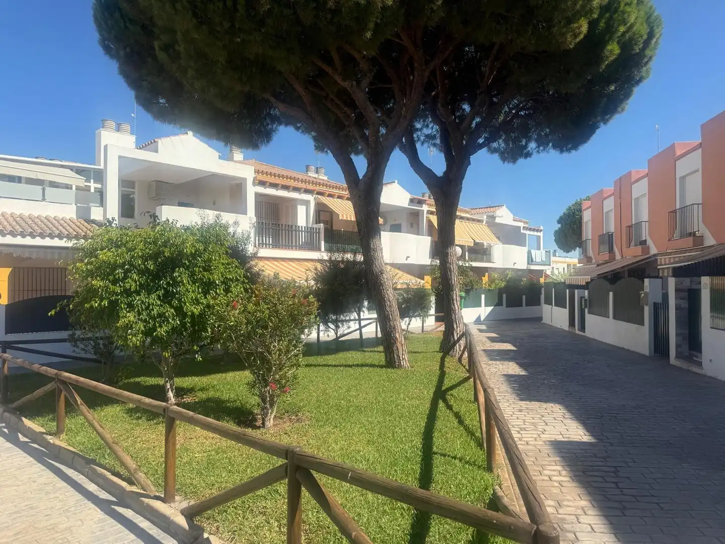 Vista exterior de Apartament en venda en Chiclana de la Frontera amb Jardí privat, Terrassa i Moblat