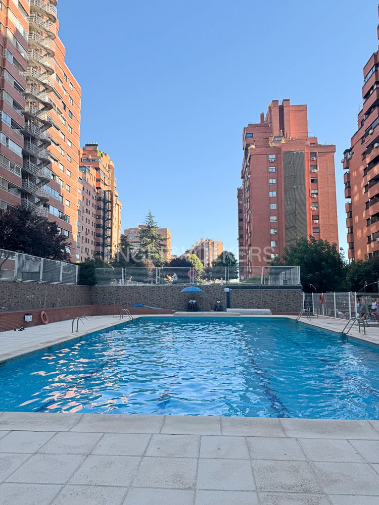 Piscina de Apartamento de alquiler en  Madrid Capital con Aire acondicionado, Calefacción y Jardín privado