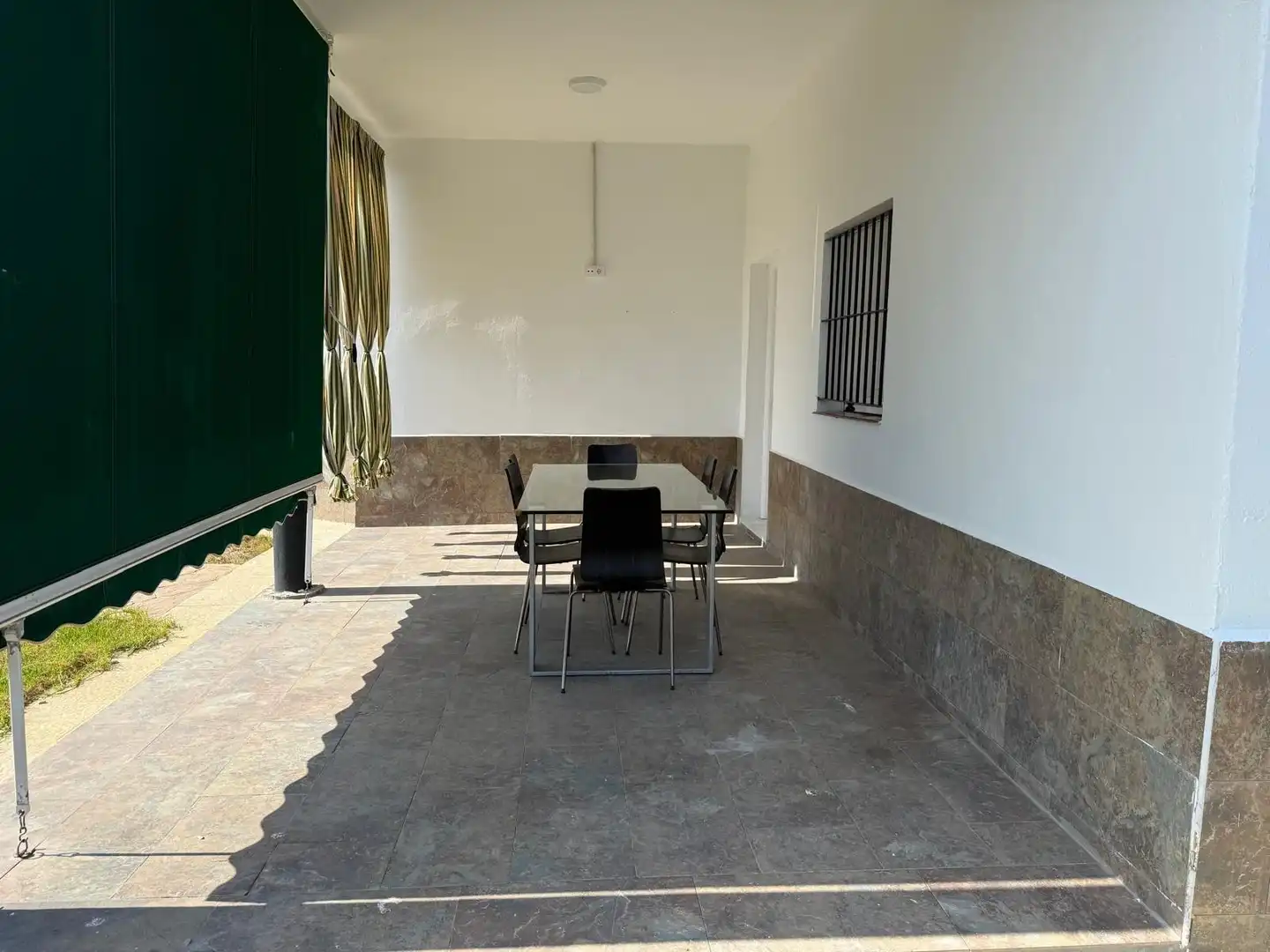 Terraza de Piso para compartir en Chiclana de la Frontera con Jardín privado y Amueblado
