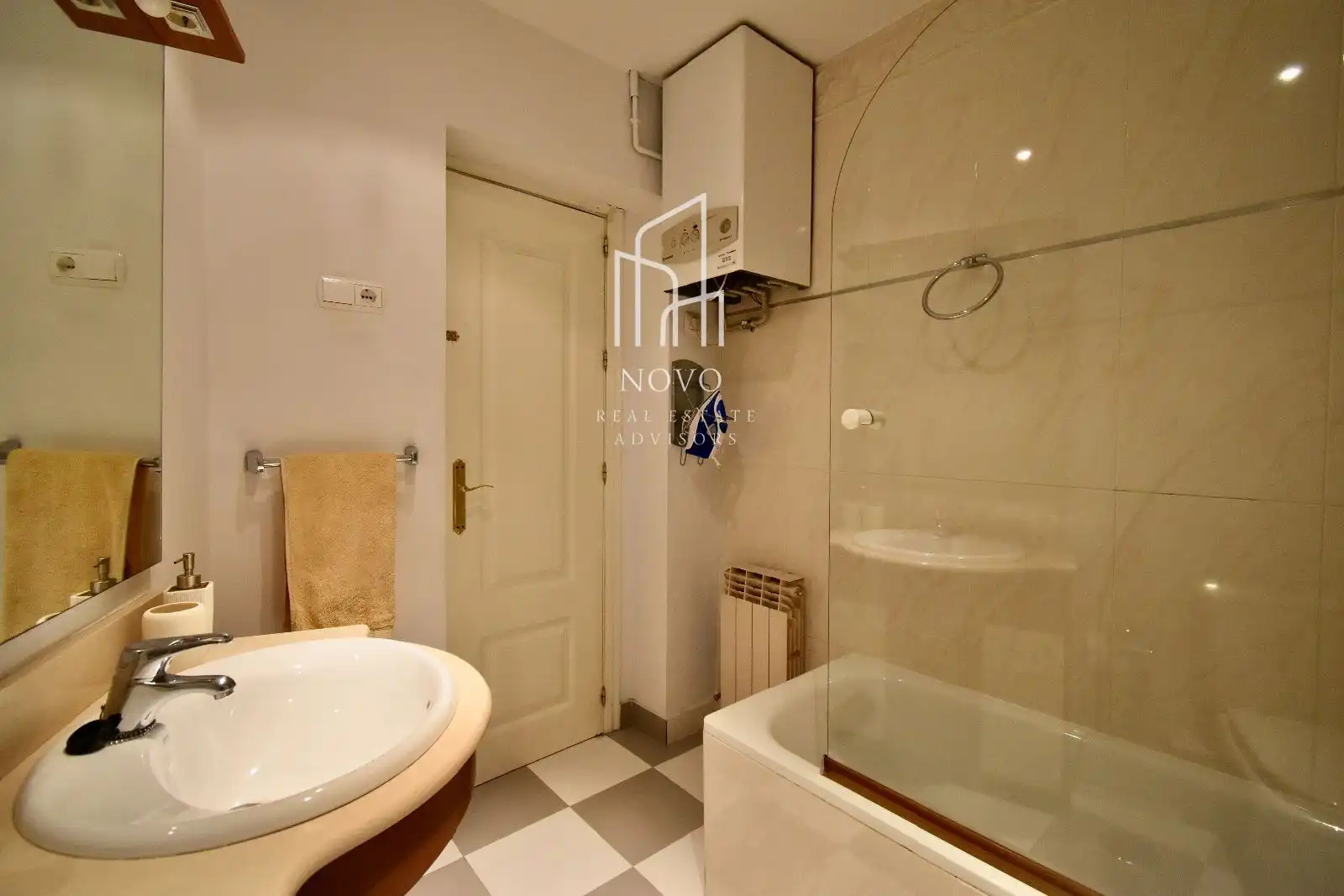 Badezimmer von Wohnung zur Miete in Madrid mit Heizung, Terrasse und Möbliert