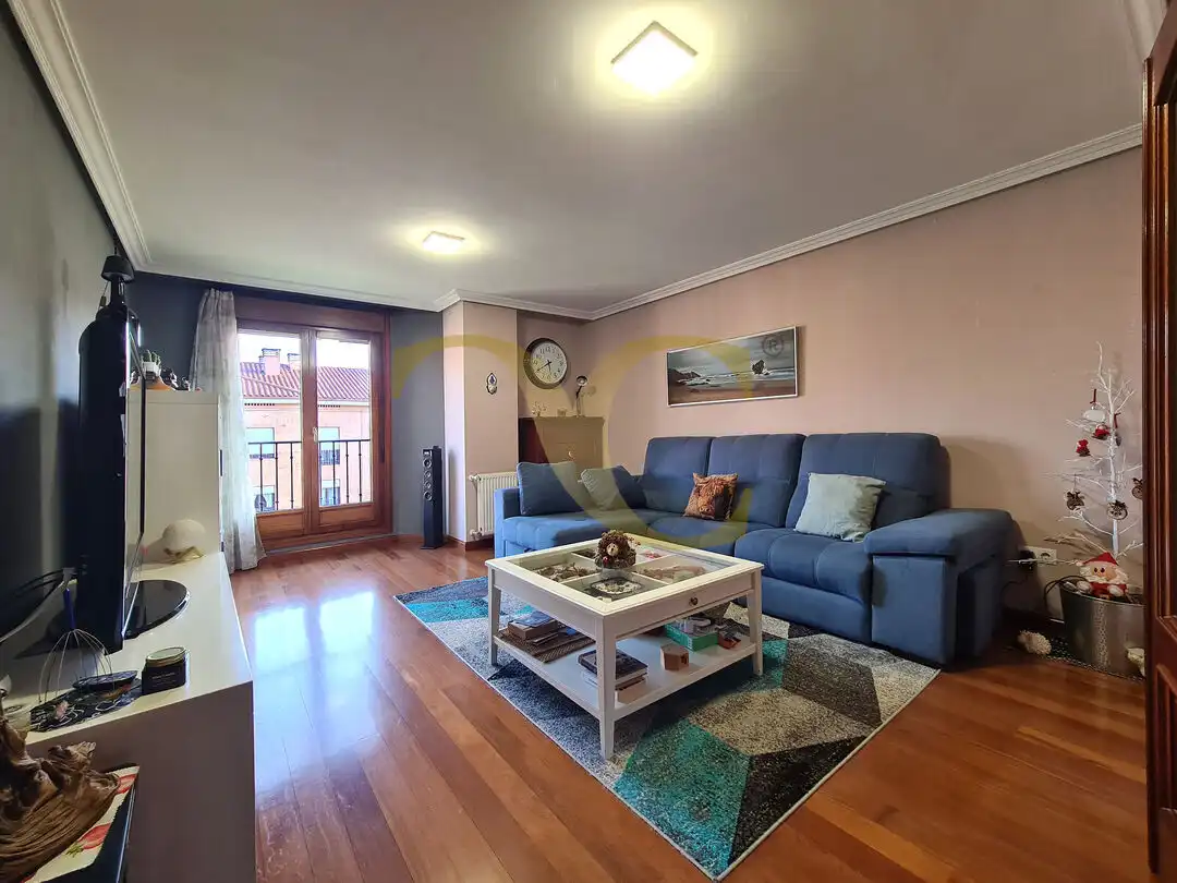 Sala d'estar de Dúplex en venda en Avilés amb Calefacció, Jardí privat i Traster